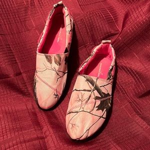 Woman’s Reeltree Pink Camouflage Slip-on Loafers size 7M very gently used Nice🦌
